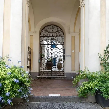Qasar Luxury - In Capri's Piazzetta Capri