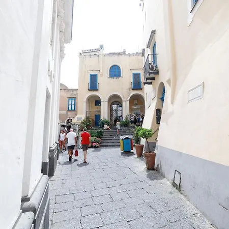 Qasar Luxury - In Capri's Piazzetta Capri